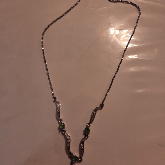 Elegant Green Silver Necklace - Picture 2 of 3